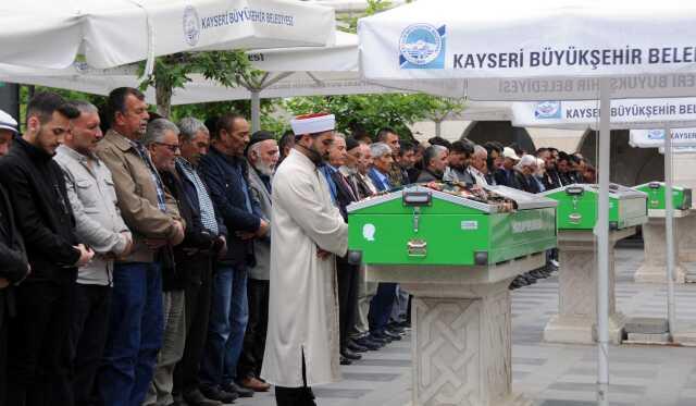 Kayseri'de balkondan düşerek ölen anne ve iki çocuğunun cenazeleri defnedildi