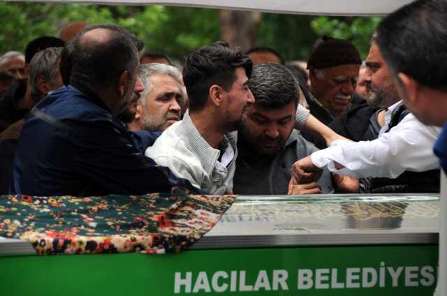 Kayseri'de balkondan düşerek ölen anne ve iki çocuğunun cenazeleri defnedildi