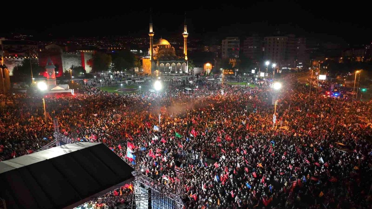 Kayseri\'deki Erdoğan coşkusu havadan görüntülendi