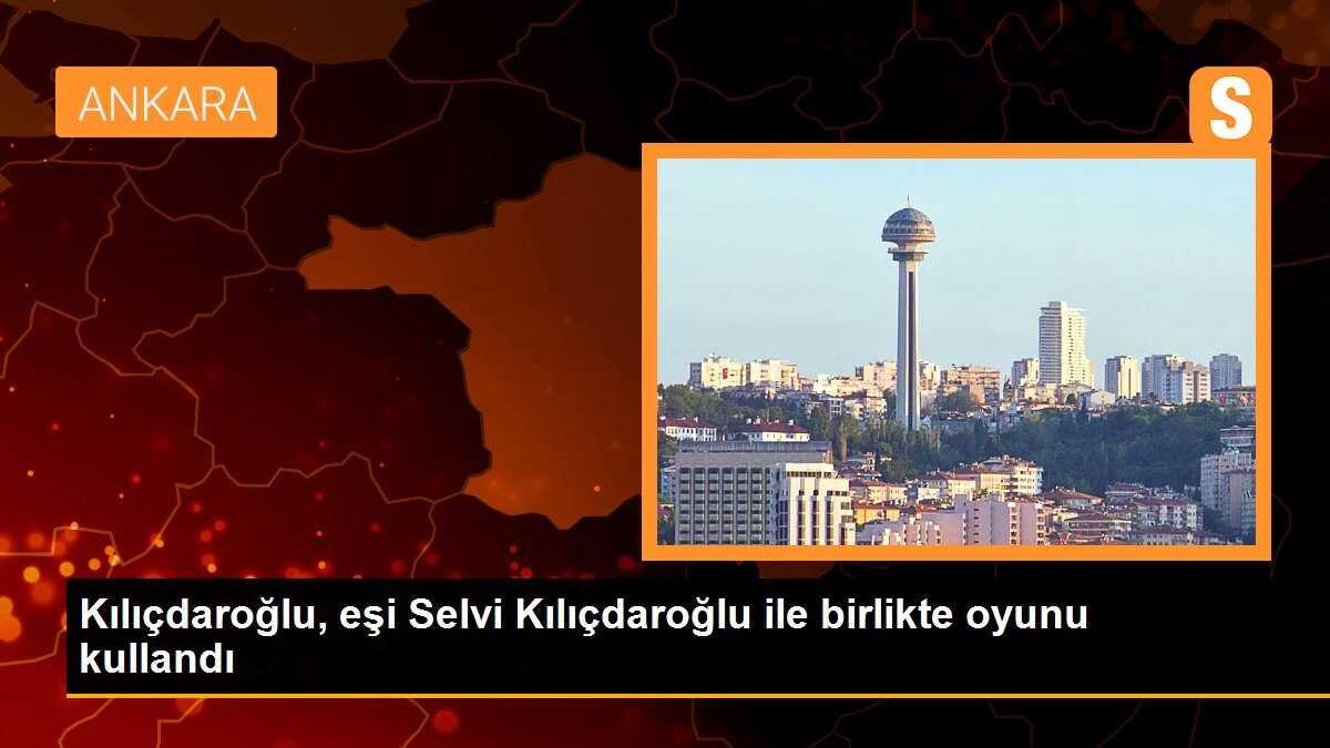 Kılıçdaroğlu, eşi Selvi Kılıçdaroğlu ile birlikte oyunu kullandı