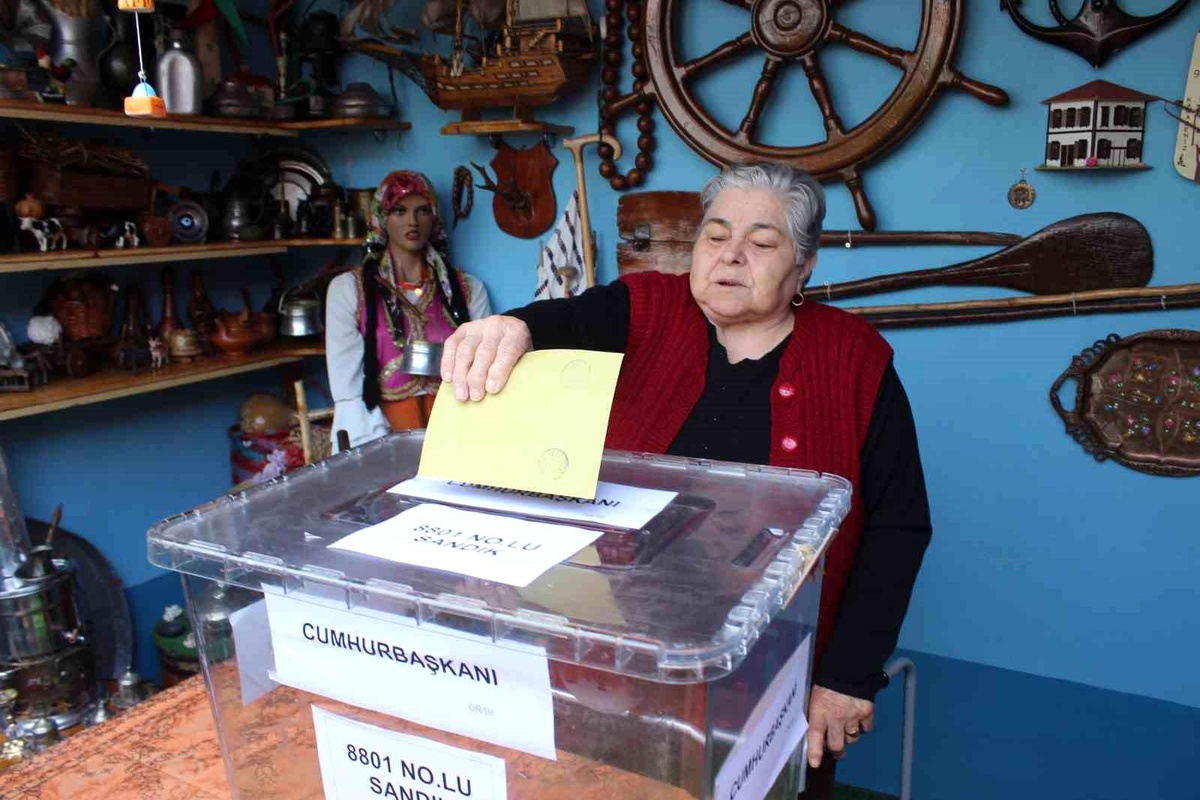 Kırklareli\'nde seyyar sandık evlerinden çıkamayan seçmenlerin ayağına gidiyor