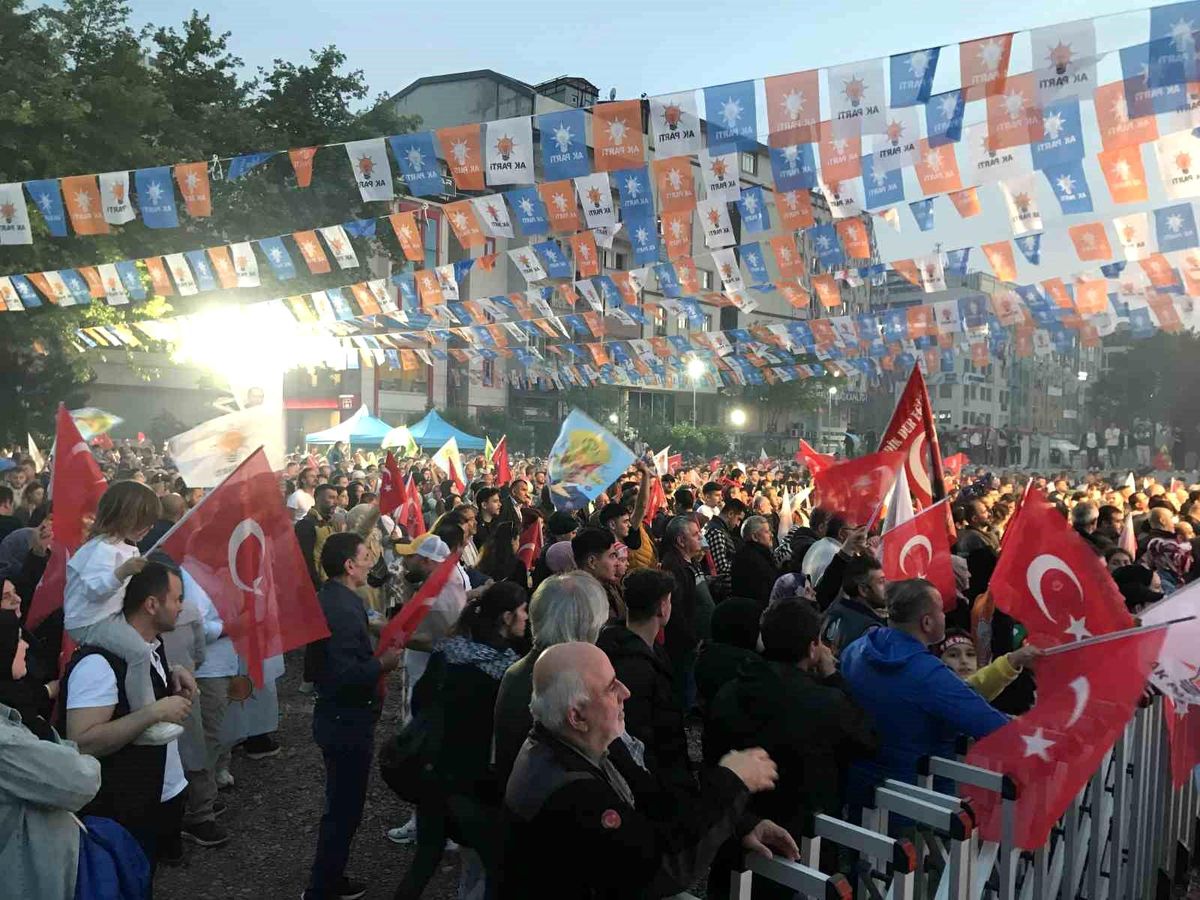 Kocaeli\'de AK Parti il binası önünde kutlamalar başladı