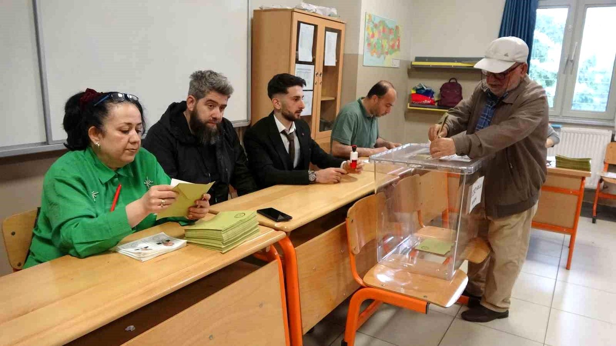 Kocaeli\'de Vatandaşlar İkinci Tur İçin Sandıklara Akın Etti