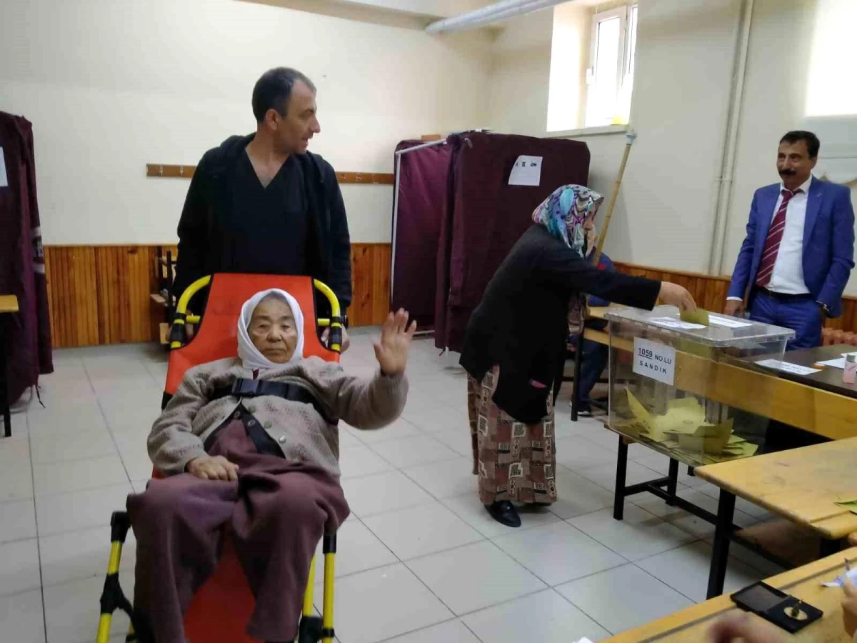 Konya\'da oy kullanmaya ambulansla geldi