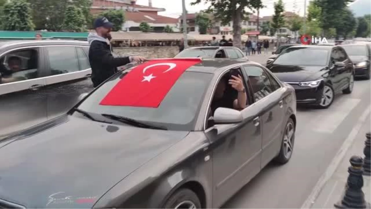 Kosova sokaklarında davullu zurnalı Erdoğan\'ın zaferi kutlanıyor