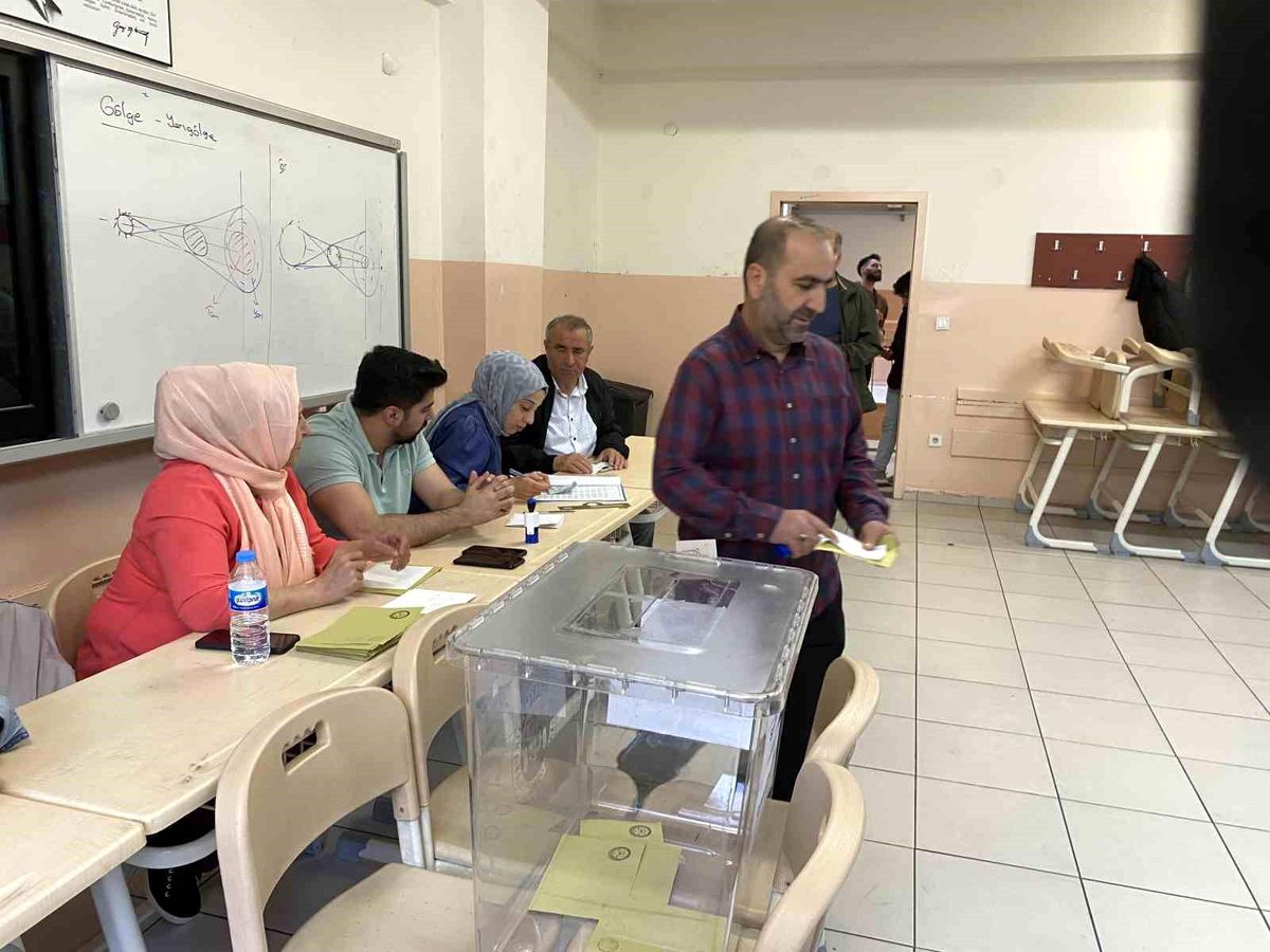 Küçükçekmece\'de Sabah Okul Önünde Kuyruk Oluştu, Oy Kullanmaya Başlandı