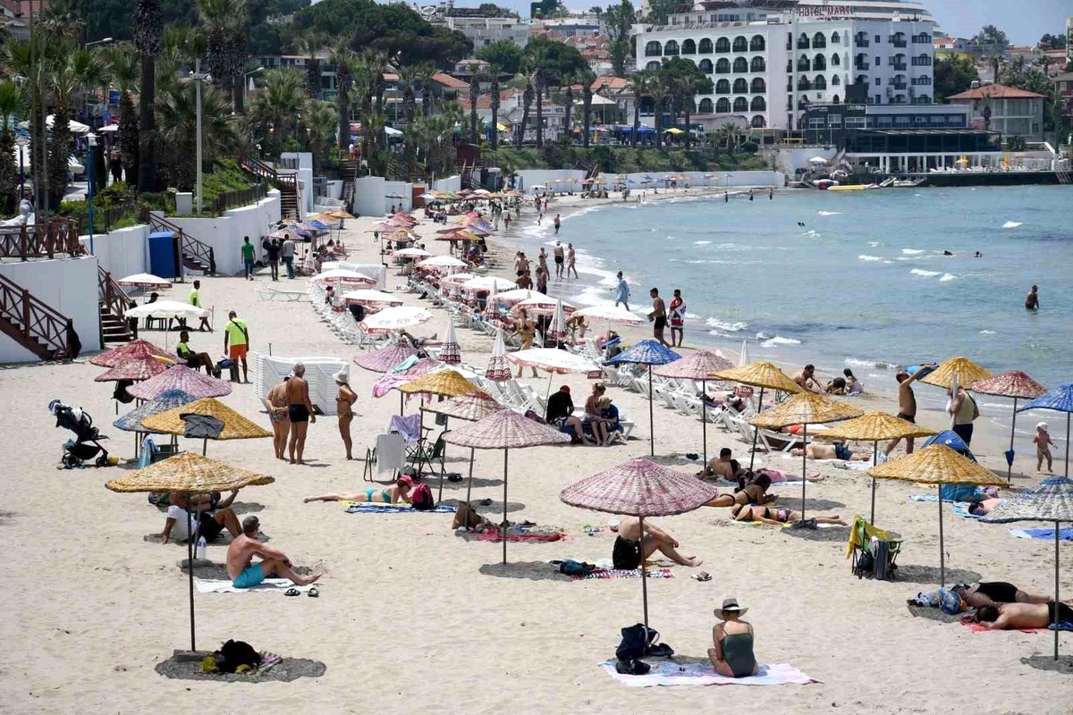 Kuşadası\'nda oyunu kullananlar plaj ve sahile koştu