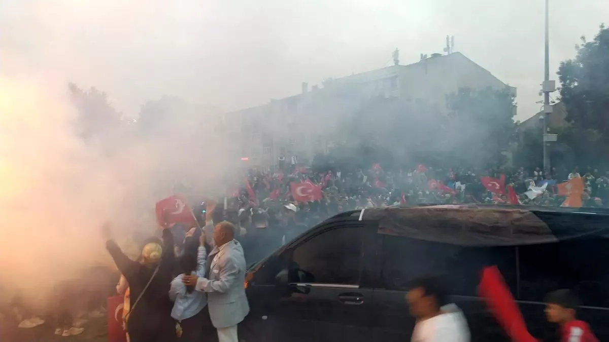 Lüleburgaz\'da Cumhurbaşkanlığı seçim kutlamaları