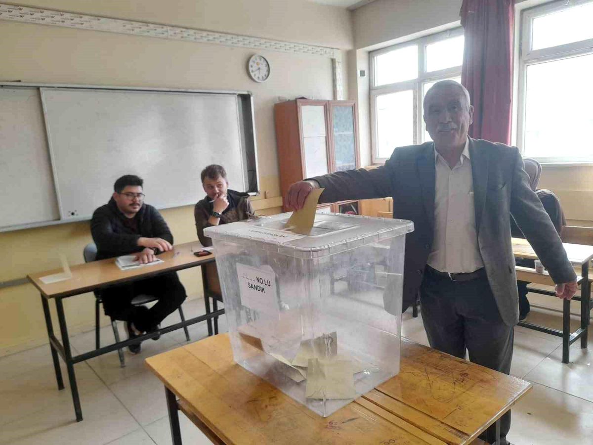 Malazgirt\'te Seçmenler Oylarını Kullanmaya Başladı