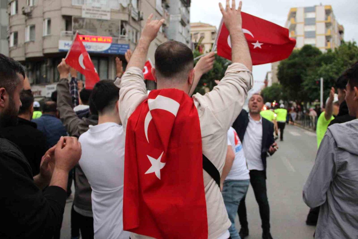 Manisalılar Cumhurbaşkanlığı seçimi sonucunu kutladı