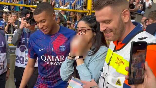 Mbappe tribündeki genç kadını kanlar içinde bıraktı! Maç sonunda gönlünü almasını bildi Mbappe tribündeki genç kadını kanlar içinde bıraktı! Maç sonunda gönlünü almasını bildi