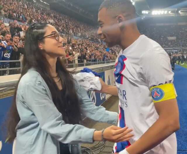 Mbappe tribündeki genç kadını kanlar içinde bıraktı! Maç sonunda gönlünü almasını bildi Mbappe tribündeki genç kadını kanlar içinde bıraktı! Maç sonunda gönlünü almasını bildi