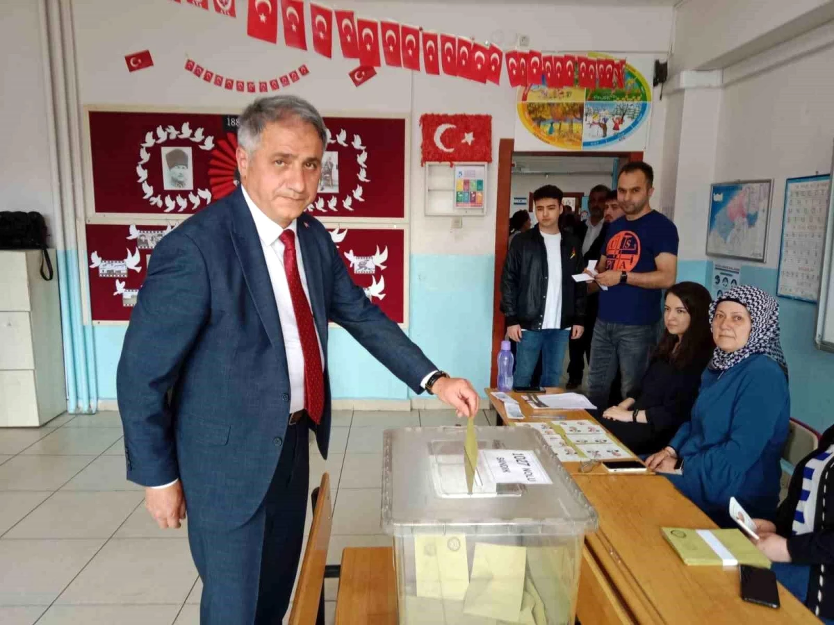 AK Parti Milletvekilleri Muammer Avcı ve Saffet Bozkurt oylarını kullandı