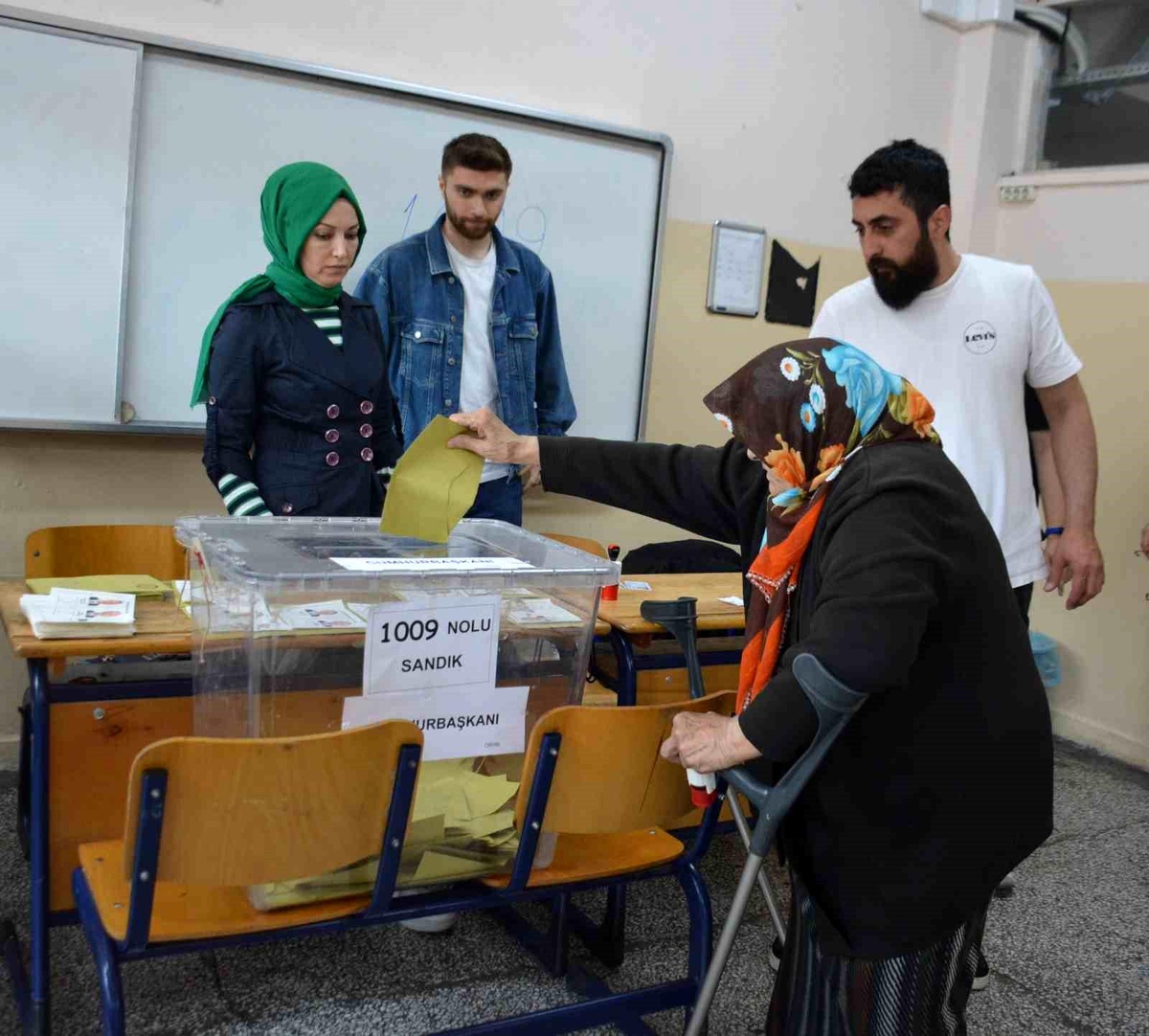 Kocaeli\'de Engelli Seçmen Oy Kullanmaya Götürüldü