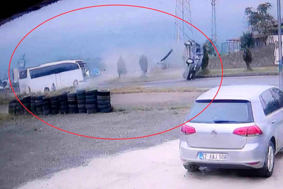 Ordu\'da Yolcu Otobüsü ile Hafif Ticari Aracın Çarpıştığı Kaza Kamerada