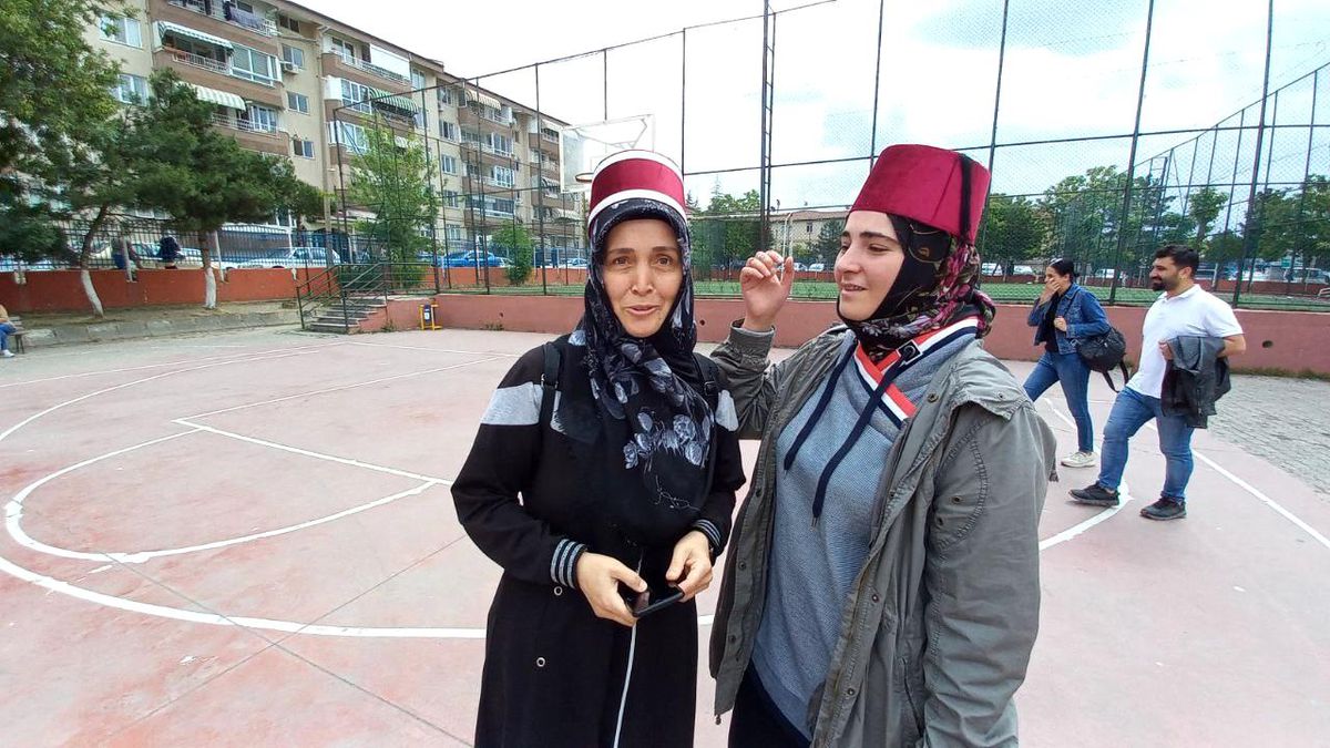 Oy kullanmaya başlarındaki fes ile geldiler