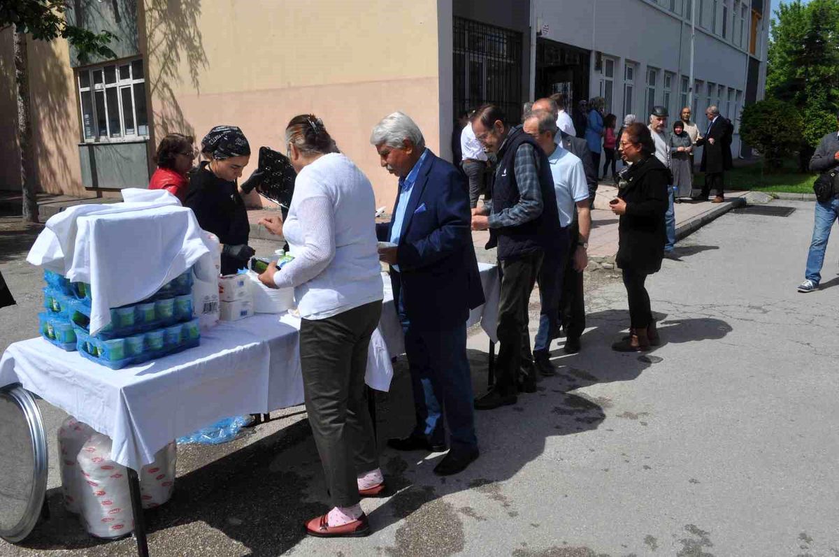 Seçmenlere pilav ayran ikramı