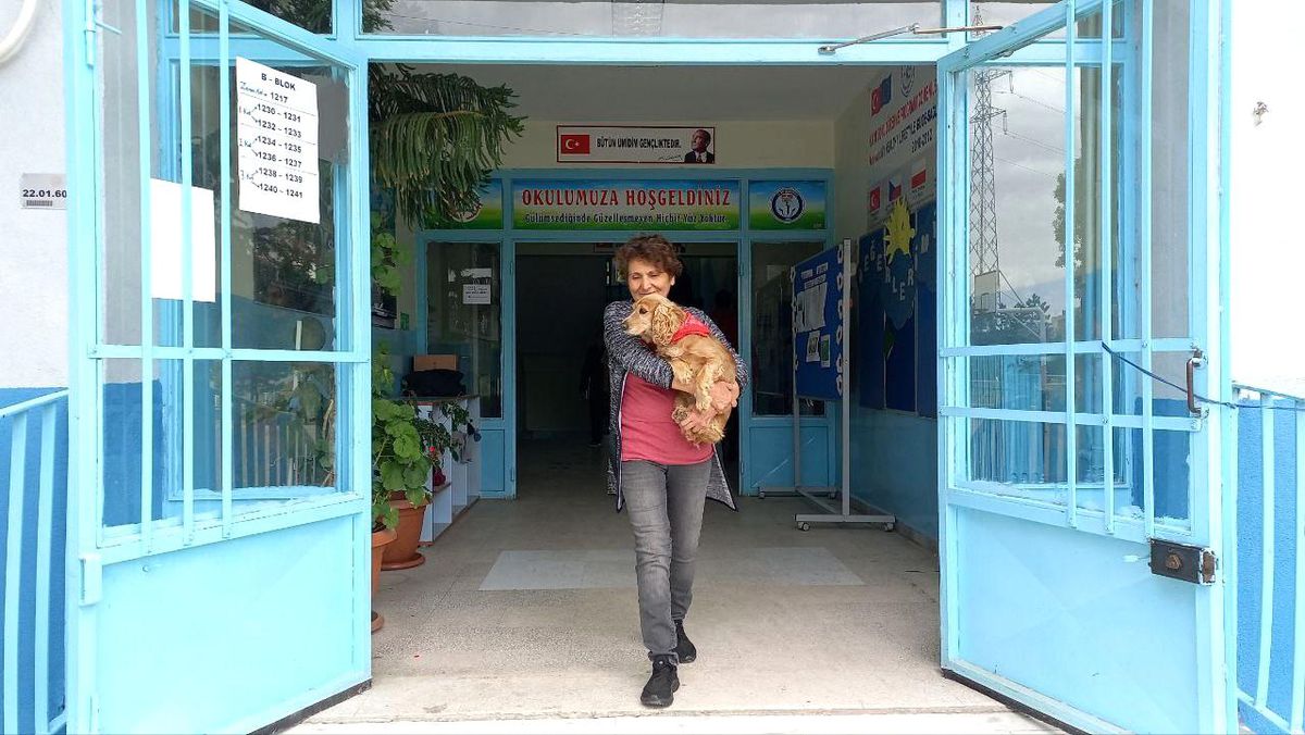 Edirne\'de bir vatandaş oy kullanmaya köpeğiyle geldi