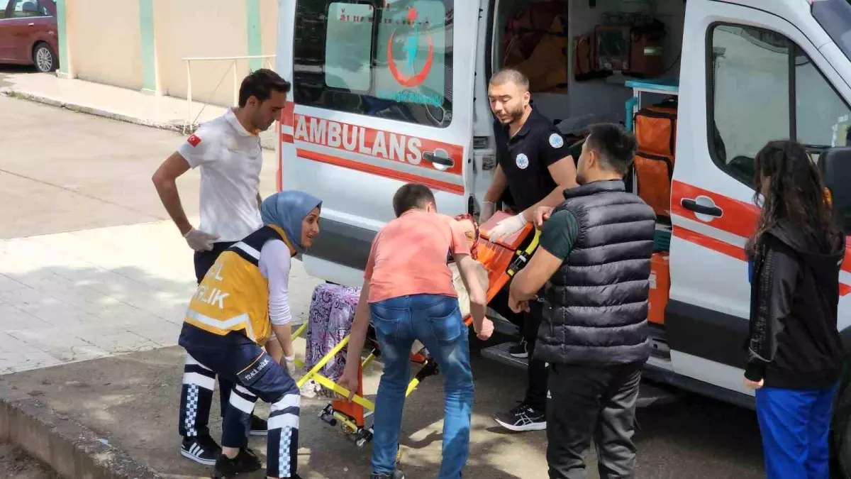 Karabük\'te sol ayağı kesik vatandaş, sırtında taşınarak oy kullanmaya getirildi