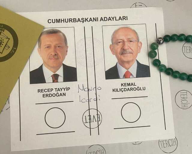 Oy pusuluna not yazan Fenerbahçe ve Galatasaray taraftarına tepkiler çığ gibi Oy pusuluna not yazan Fenerbahçe ve Galatasaray taraftarına tepkiler çığ gibi