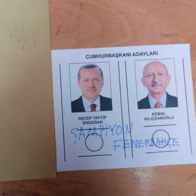 Oy pusuluna not yazan Fenerbahçe ve Galatasaray taraftarına tepkiler çığ gibi Oy pusuluna not yazan Fenerbahçe ve Galatasaray taraftarına tepkiler çığ gibi