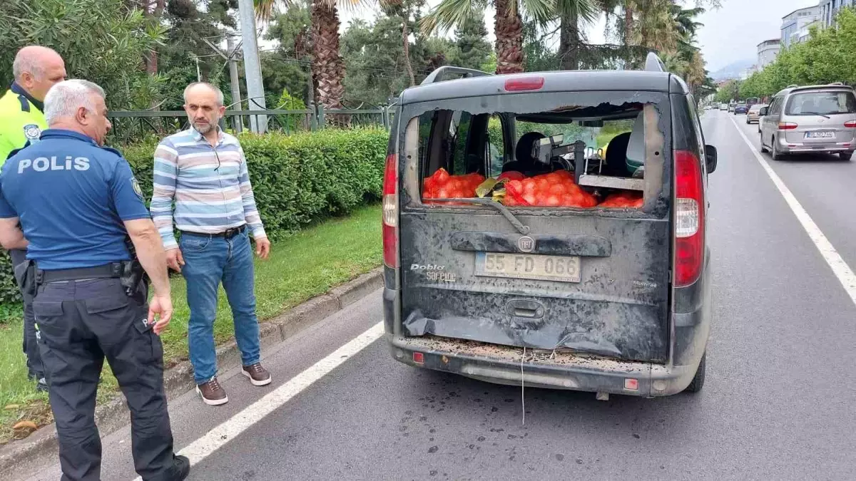 Samsun\'da Kamyonet Hafif Ticari Araç İle Çarpıştı: 1 Yaralı