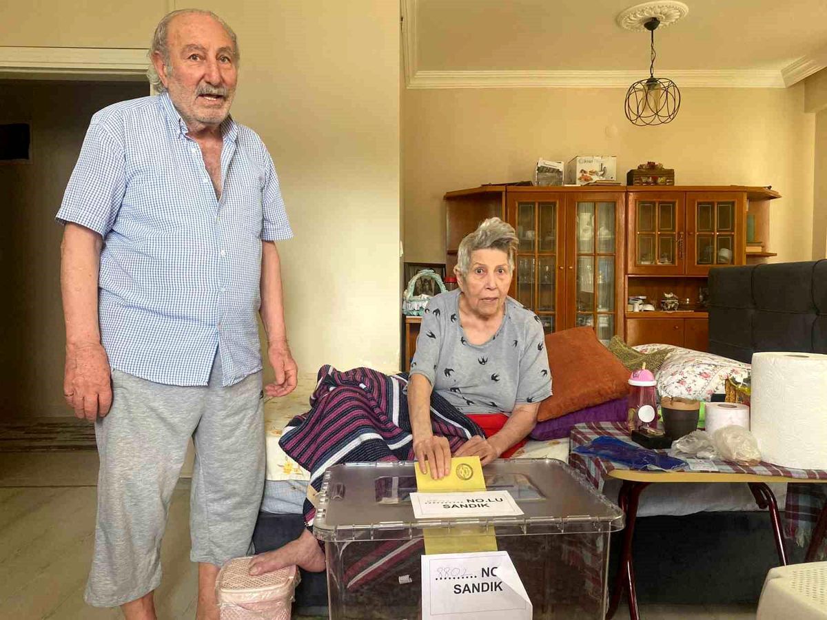 Düzce\'de yatağa bağlı ve felçli hastalar için gezici sandık