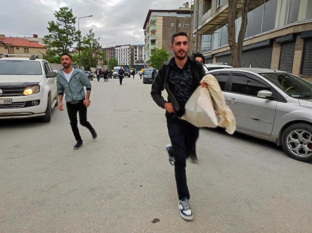 Sandık Görevlileri Koşarak Oyları Yetiştirdi