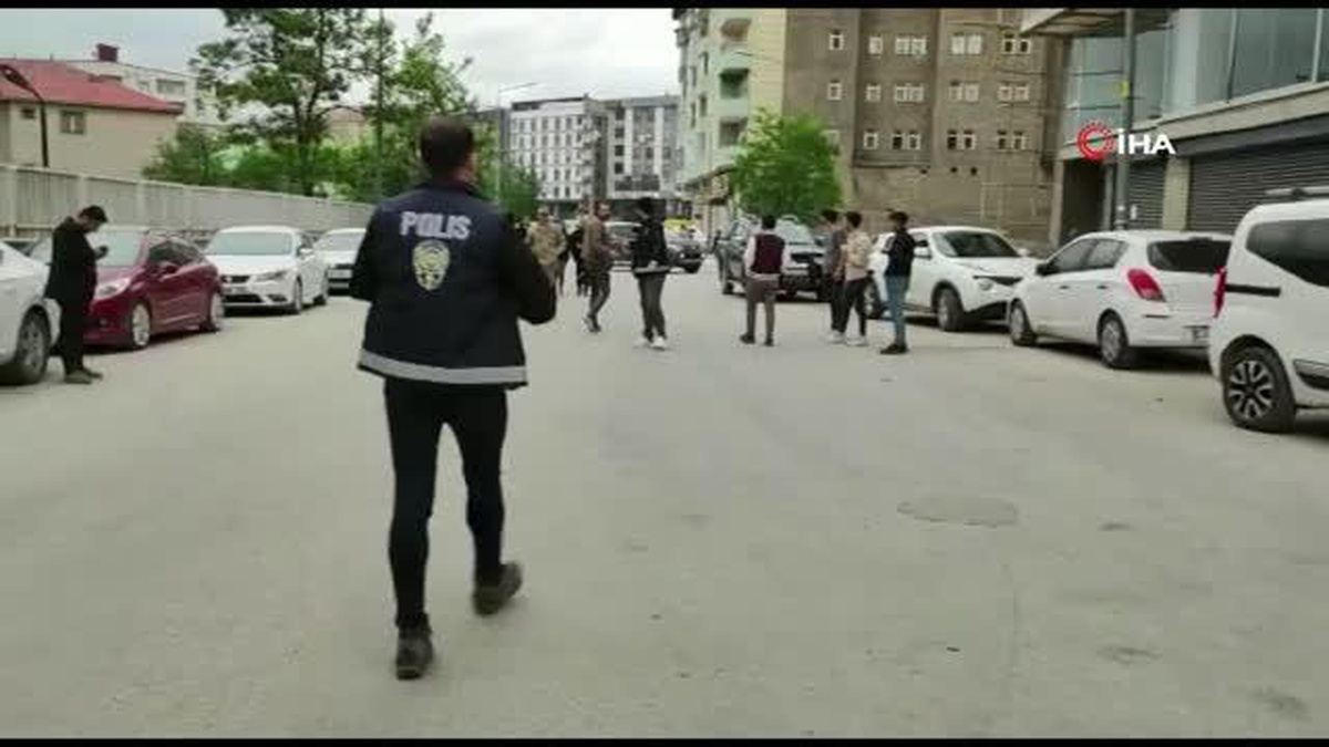 Sandık görevlileri koşarak oyları yetiştirdi