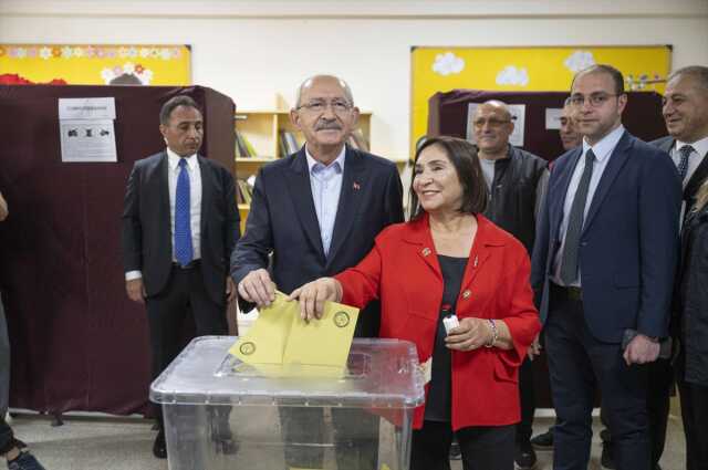 Sandıkların kapanmasına dakikalar kala CHP Genel Merkezi'ne Kılıçdaroğlu pankartı asıldı