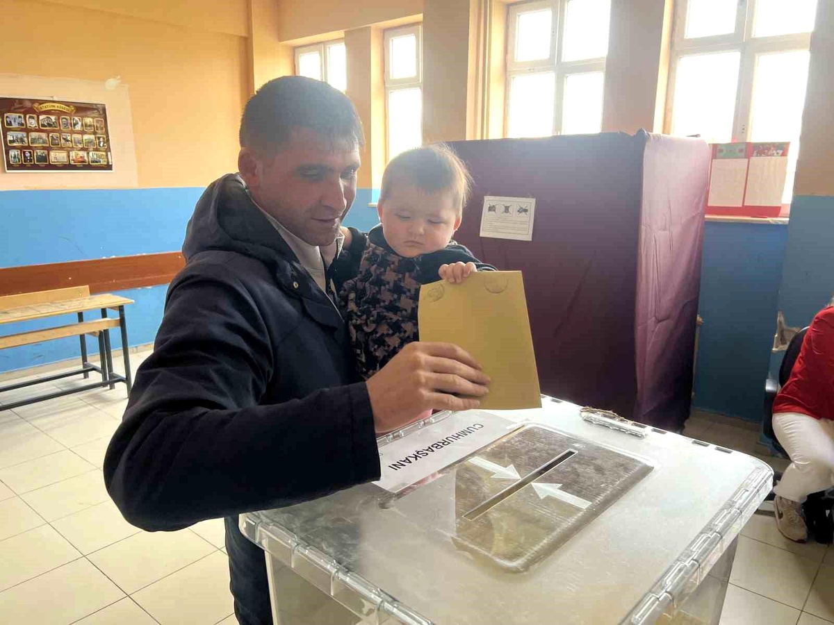 Sarıkamış\'ta Yıldırım ailesi 7 aylık ikiz bebekler ile sandığa gitti