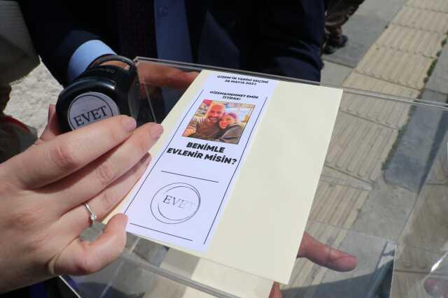 Seçim günü sürprizi: Ankara'da oy verirken evlenme teklif etti