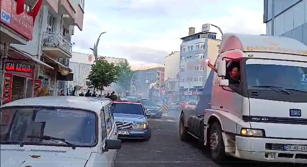 Seçim sonuçlarını tır konvoyuyla kutladılar