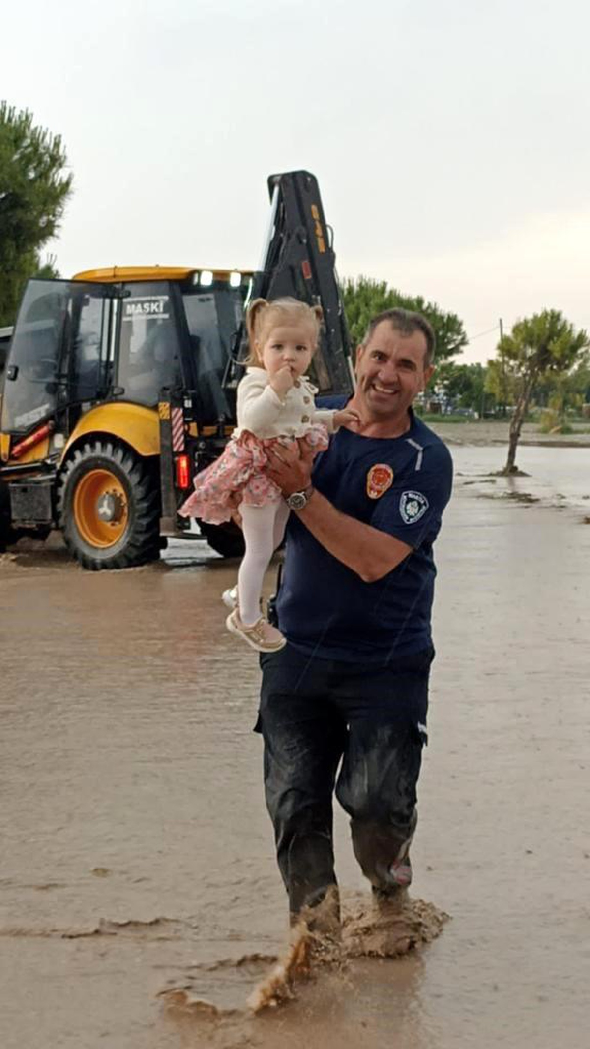 Manisa\'da sel suları sürüklediği otobüste mahsur kalan 28 yolcu kurtarıldı