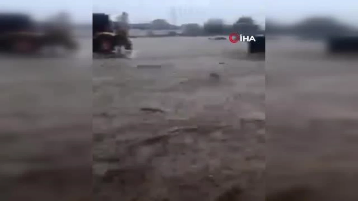 Sel sularının sürüklediği otobüste mahsur kalan vatandaşlar kurtarıldı