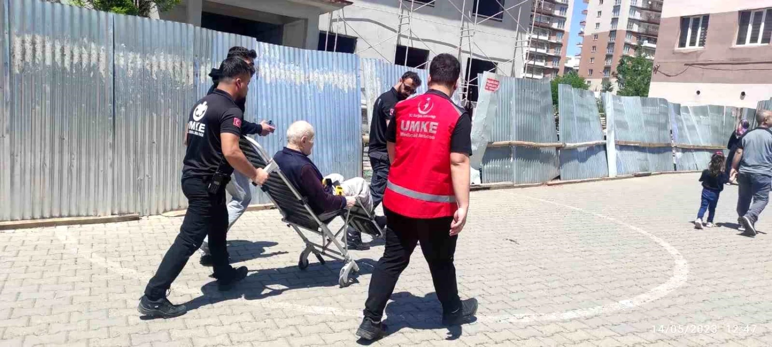 Siirt\'te Hasta ve Yaşlı Seçmenler Oy Kullanmaya Götürüldü