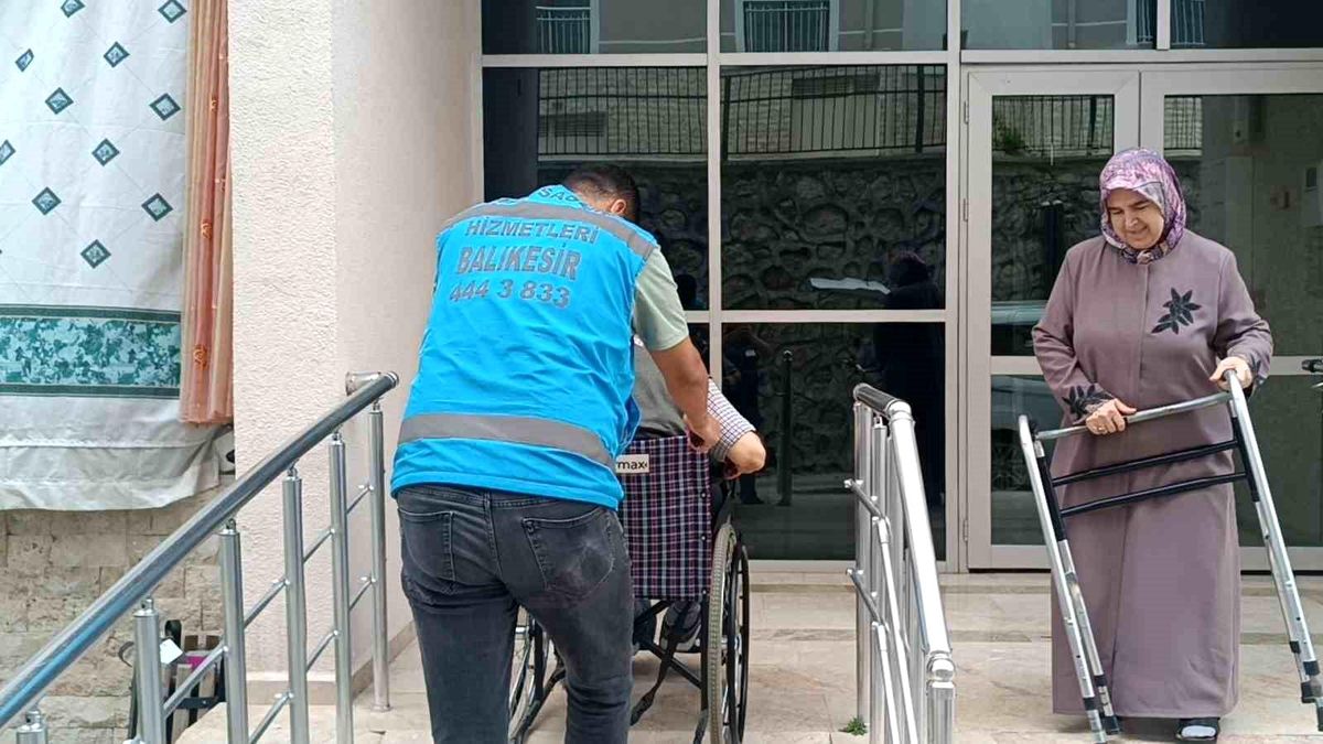 Sındırgı\'da engelli, hasta ve yaşlı seçmenler oy kullanabilmek için hastaneye götürülüyor