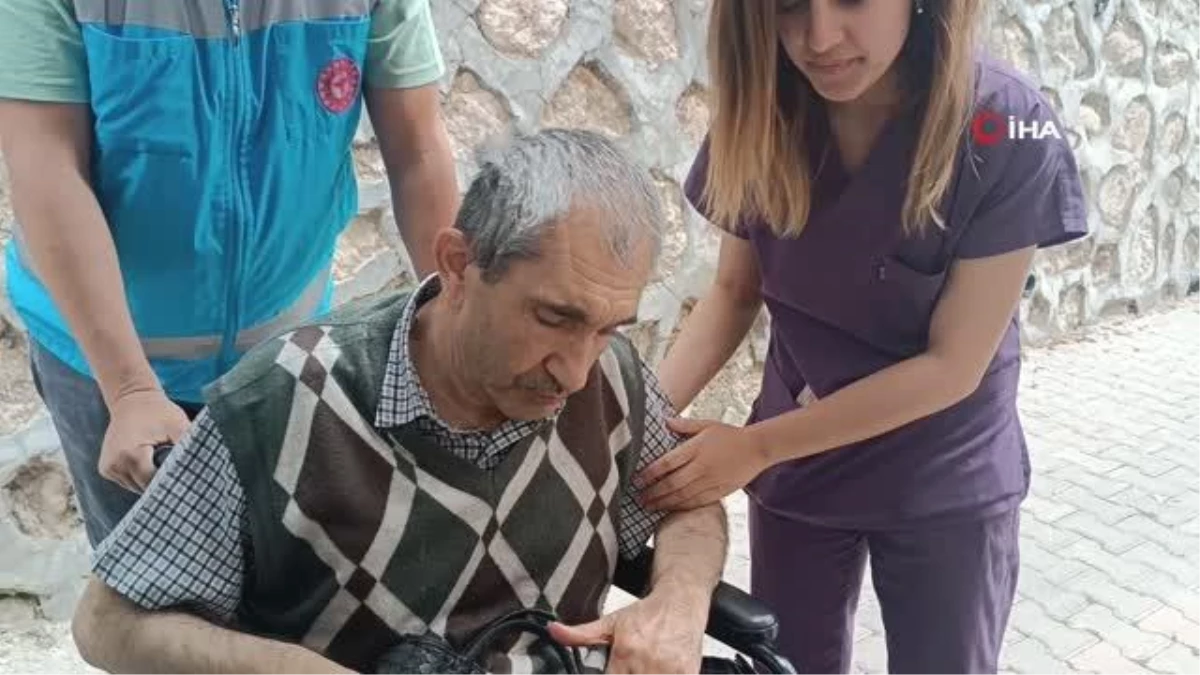 Sındırgı\'da engelli vatandaşlar ekiplerinin yardımıyla oylarını kullandılar