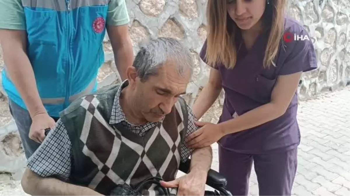 Sındırgı'da engelli vatandaşlar ekiplerinin yardımıyla oylarını kullandılar