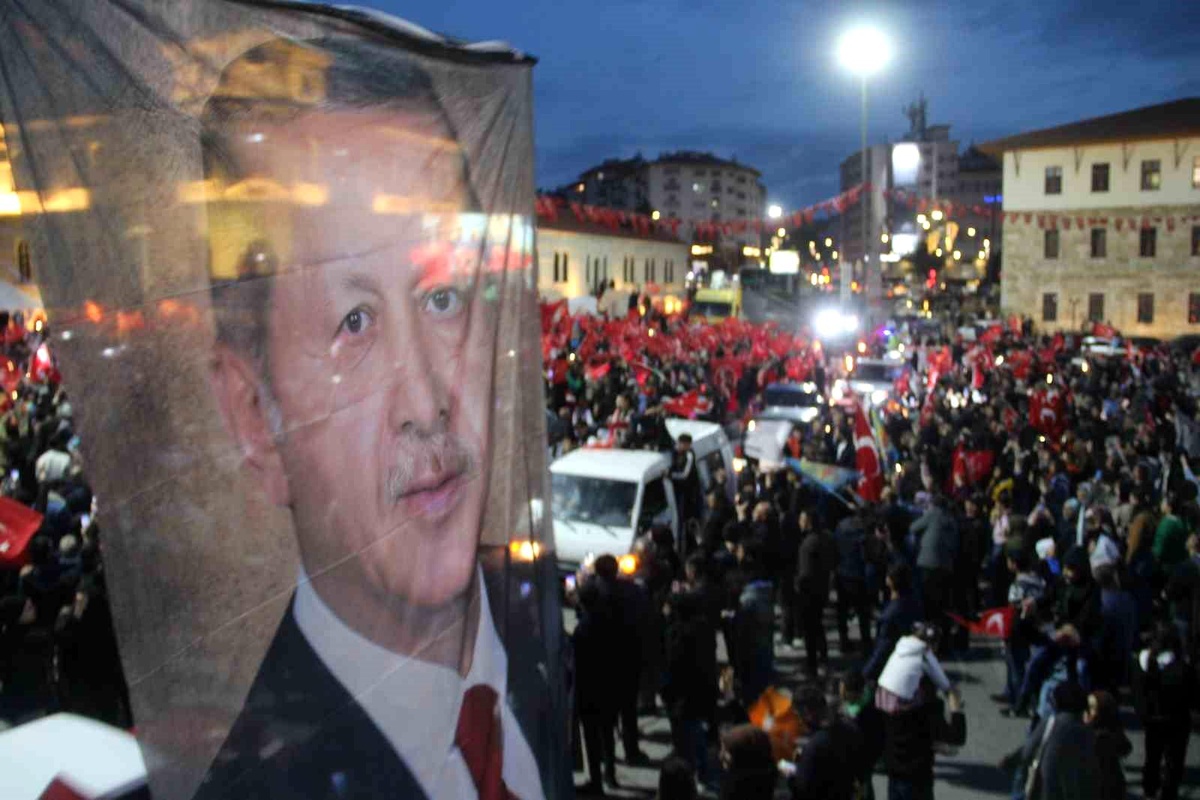 Sivas\'ta Vatandaşlar Seçim Zaferini Kutladı