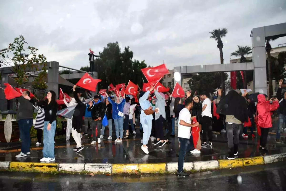 Söke\'de Cumhurbaşkanı Erdoğan\'ın seçim zaferi meydanda kutlandı