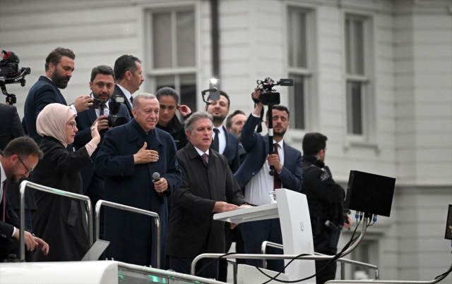 Son Dakika! Cumhurbaşkanı Erdoğan Kısıklı'da evinin önünde kalabalığa hitap etti: Milletime şükranlarımı sunuyorum