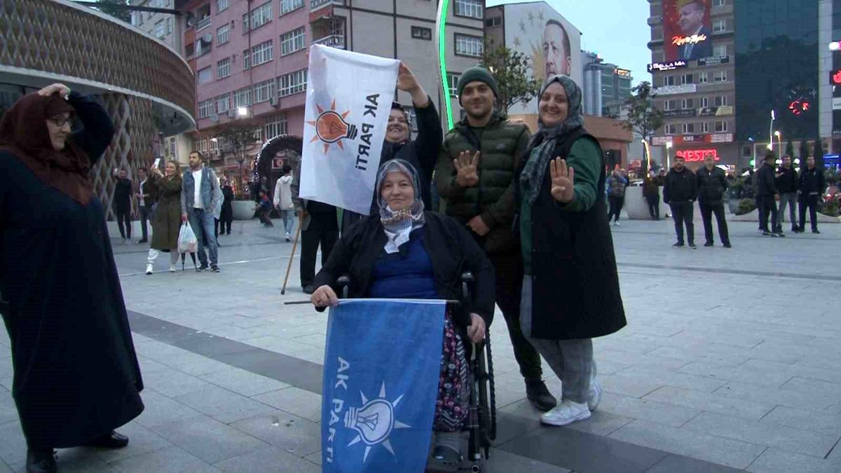 Engelli kadın tekerlekli sandalye ile Cumhurbaşkanı Erdoğan\'ın Rize\'deki zafer kutlamalarına katıldı