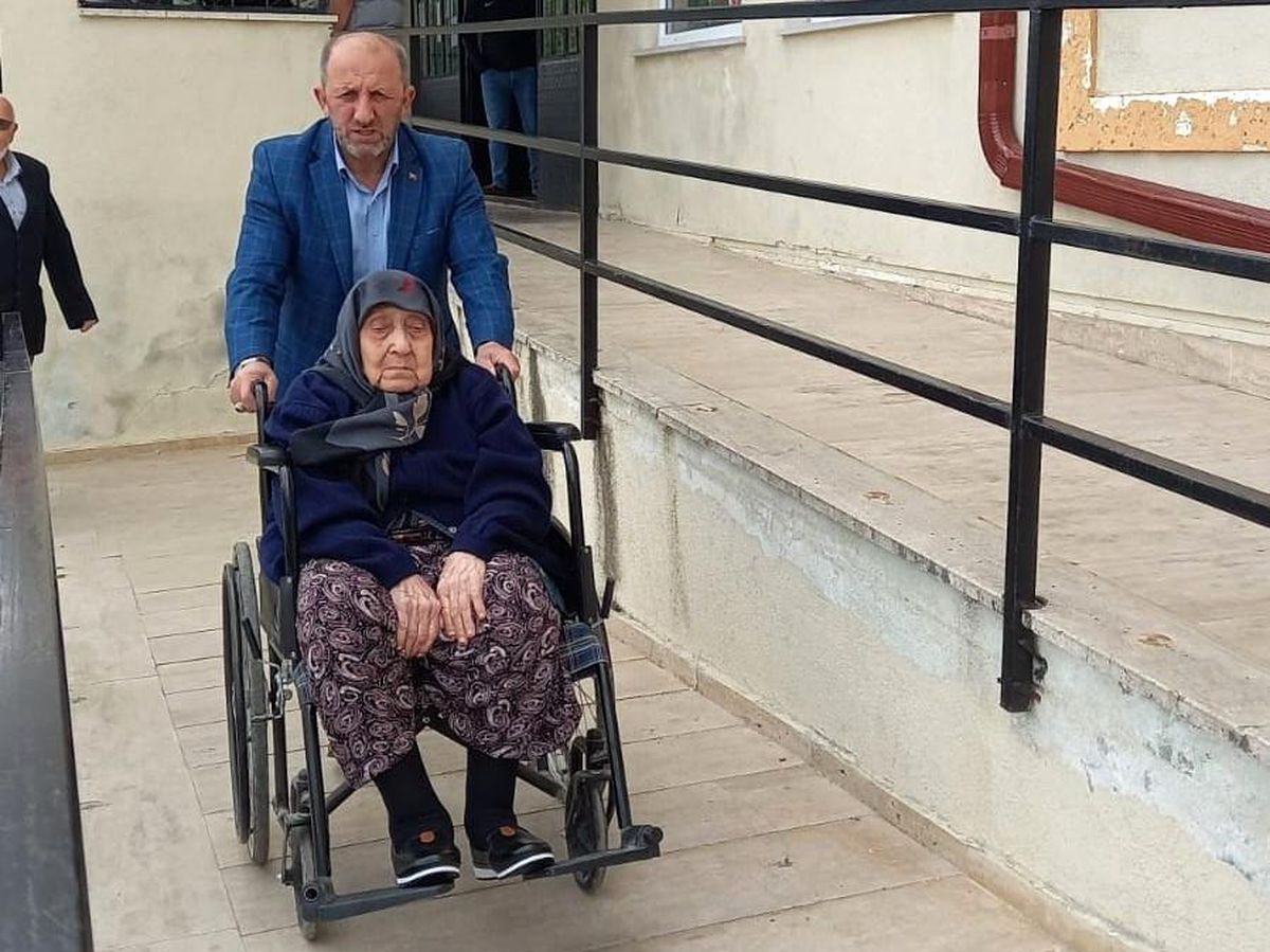 Tekirdağ\'da 107 yaşındaki Makbule teyze oy kullandı