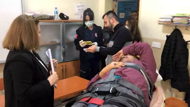 Sedye ile oy vermeye gelen diyaliz hastasından ders niteliğinde sözler