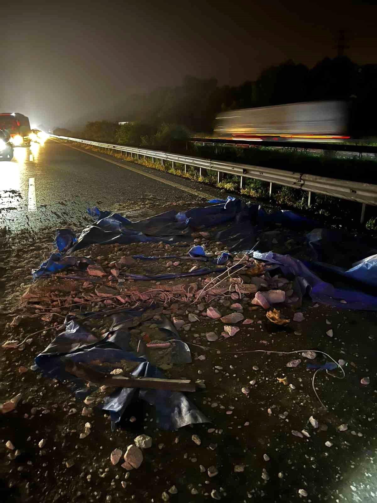Tır köprüye çarptı, 8 araç hasar gördü
