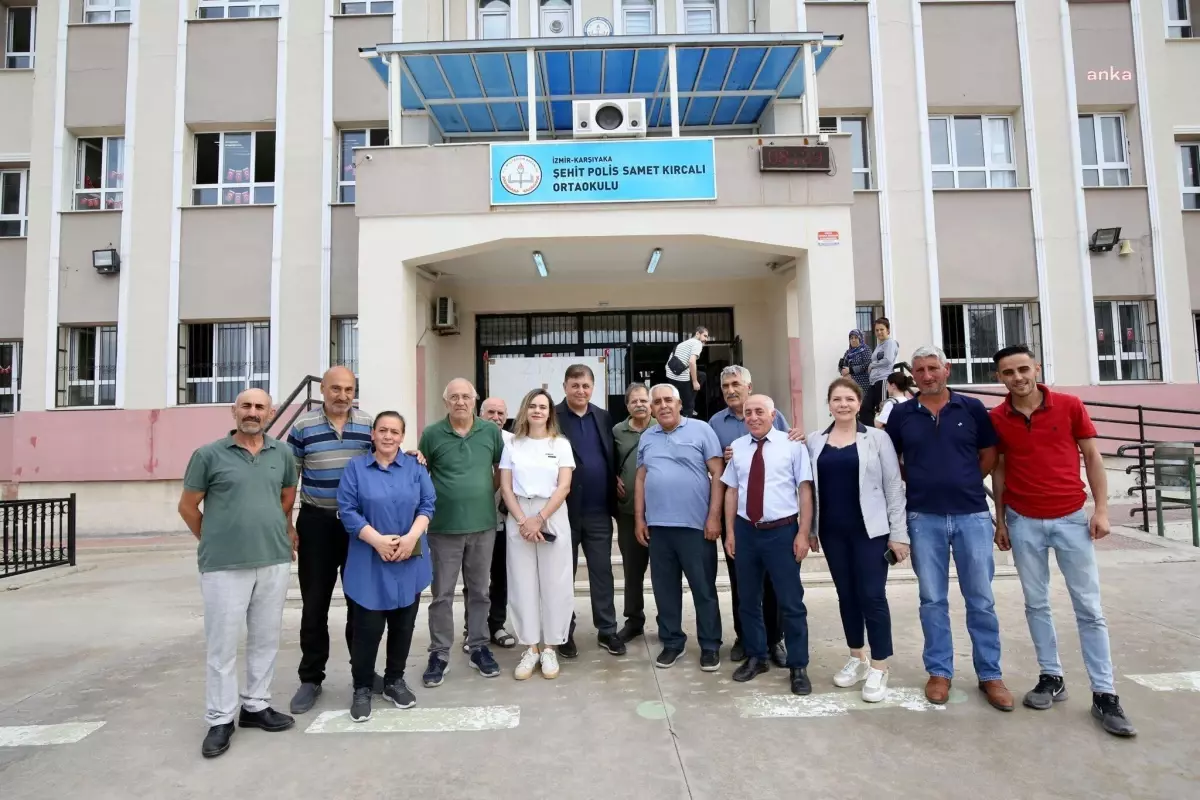 Karşıyaka Belediye Başkanı Cemil Tugay ve eşi Öznur Tugay oy kullandı