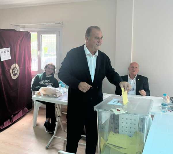 Türk futbolunun efsanesi Fatih Terim oy kullandı, sosyal medya yıkıldı Türk futbolunun efsanesi Fatih Terim oy kullandı, sosyal medya yıkıldı