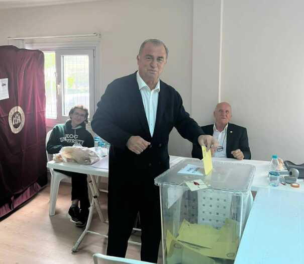 Türk futbolunun efsanesi Fatih Terim oy kullandı, sosyal medya yıkıldı Türk futbolunun efsanesi Fatih Terim oy kullandı, sosyal medya yıkıldı