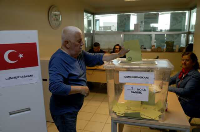 Türkiye, Cumhurbaşkanı Seçimi ikinci tur oylaması için sandık başında Türkiye, Cumhurbaşkanı Seçimi ikinci tur oylaması için sandık başında